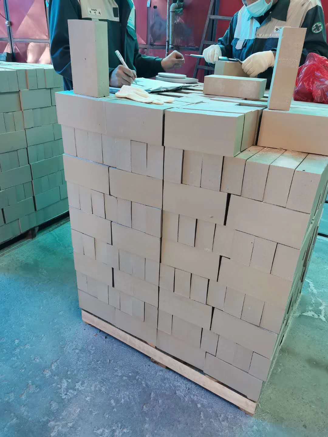 65厚耐酸磚今年處于一直是缺貨狀態(tài)，而且價(jià)格高，那么為什么會(huì)出現(xiàn)這種情況